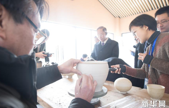 1月22日，游客在上虞區(qū)鳳凰山考古遺址公園了解越窯青瓷制作。