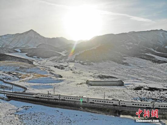 資料圖：春運(yùn)期間，動(dòng)車組列車穿越在雪域祁連山間的蘭新高鐵線上。<a target='_blank' href='http://www.chinanews.com/'>中新社</a>記者 楊艷敏 攝