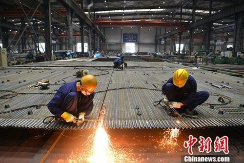 資料圖：工廠里忙碌的工人。<a target='_blank' href='http://www.chinanews.com/'>中新社</a>記者 張浪 攝