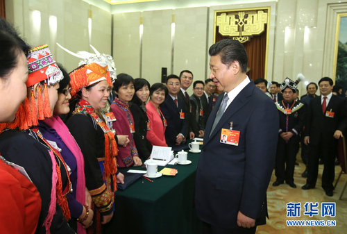 3月8日，中共中央總書記、國家主席、中央軍委主席習(xí)近平參加十二屆全國人大三次會議廣西代表團的審議。這是習(xí)近平來到女代表中間，同她們親切交談，代表黨中央、國務(wù)院，向廣大婦女代表、婦女委員及全國各界婦女同胞，致以誠摯的節(jié)日問候。新華社記者蘭紅光攝