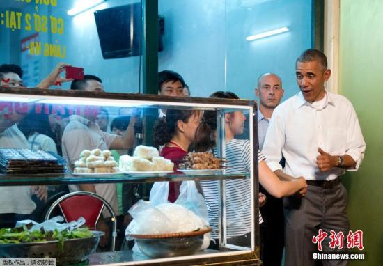 資料圖：2016年，美國前總統(tǒng)奧巴馬在首都河內一家平民食店，與廚師出身的美國電視主持一同品嘗地道美食，引來大批民眾圍觀。美國白宮在社交網站發(fā)布一張相片：奧巴馬與美國著名廚師布爾丹在河內一家平民食店品嘗了地道越式米粉及河內啤酒。