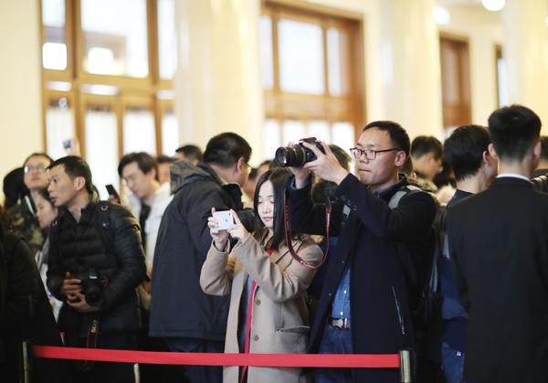 2月27日，全國政協十三屆二次會議記者證在全國政協機關發放。圖為 內地記者在排隊領取證件。 本報記者 賈寧 攝3