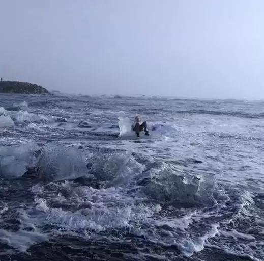 老奶奶為拍張照片坐上海邊冰座 結(jié)果被漂走了