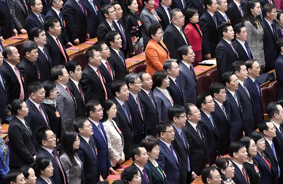 3月15日，第十三屆全國人民代表大會第二次會議在北京人民大會堂舉行閉幕會。這是代表在唱國歌。 新華社記者 高潔 攝