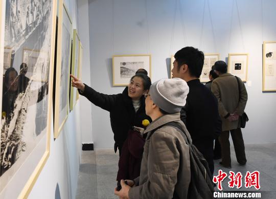 “思入風云筆翻江?！∝陼嬎囆g回顧展”在福州的福建省畫院開幕，吸引觀眾的眼球?！∮浾邉⒖筛?攝