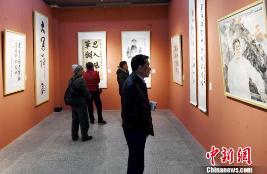 “思入風云筆翻江?！∝陼嬎囆g回顧展”在福州的福建省畫院開幕，吸引觀眾的眼球?！∮浾邉⒖筛?攝