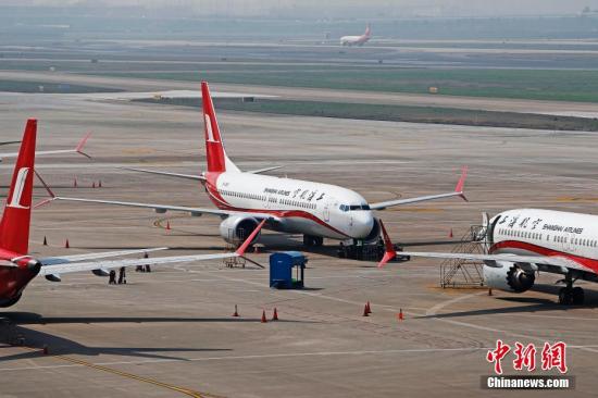 資料圖：3月17日，上海航空公司的9架波音737MAX機型飛機停在虹橋國際機場停機坪上，工作人員正在對飛機進行檢查。據路透社報道，波音公司計劃將在未來一周到10天內發布波音737MAX機型相關升級軟件。目前，波音737MAX機型已經在全球停飛。<a target='_blank' href='http://www.chinanews.com/'>中新社</a>記者 殷立勤 攝