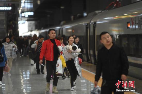 3月1日，重慶火車西站，旅客腳步匆匆。當日，為期40天的中國春運結束。中國交通運輸部3月1日披露，預計春運40天（1月21日-3月1日），全國鐵路、道路、水路、民航累計發送旅客29.8億人次，與去年基本持平。<a target='_blank' href='http://www.chinanews.com/'>中新社</a>記者 陳超 攝