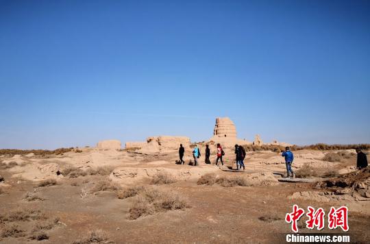 鎖陽城遺址是一處集古遺址、古佛寺遺址、古渠系和古墾區、墓葬群等多種遺跡為一體的文化遺產，保存了中國古代最為完整的軍事防御體系和農業灌溉水利體系。圖為2019年4月上旬游客參觀。　丁思 攝