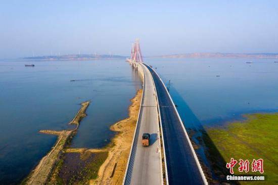 資料圖：正在修建的跨湖高速公路。<a target='_blank' href='http://www.chinanews.com/'>中新社</a>發 傅建斌 攝