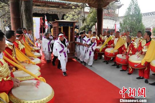 展示蒲縣民俗文化魅力的一道亮麗風景。　任麗娜 攝