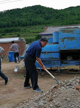 安圖縣明月鎮龍泉村第一書記王平堂與村民一起勞動