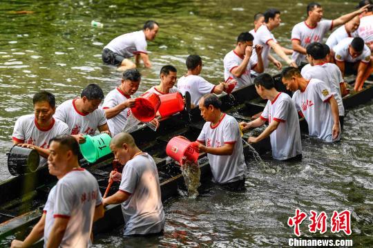 村民們將積壓龍船艙內的泥沙掏出。　陳驥旻 攝