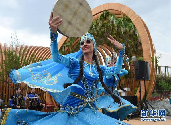 5月26日，演員在“阿塞拜疆國家日”活動中表演。 當日，2019年中國北京世界園藝博覽會“阿塞拜疆國家日”活動在北京世園會園區舉行。 新華社發（任超攝）