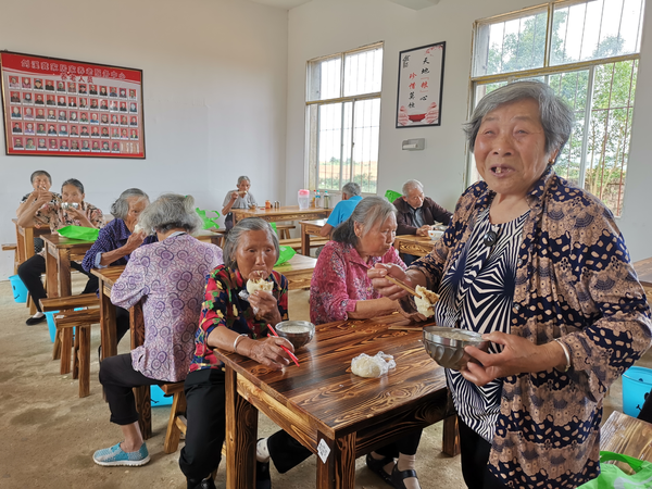 看著有“外人”走進(jìn)來(lái)，90歲的老奶奶陶菊蘭滿(mǎn)臉笑意地迎上來(lái)。