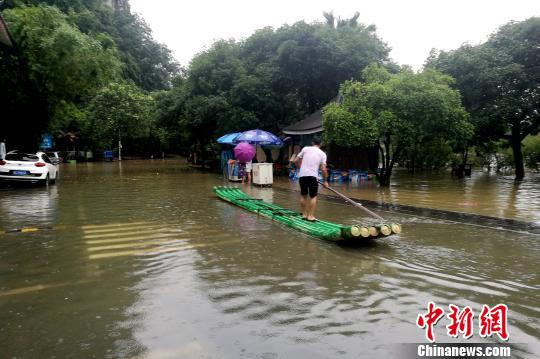 圖為桂林穿山公園部分被淹，附近民眾用竹箋出行。　唐夢憲 攝