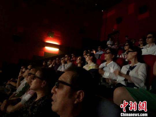 首批觀眾在西夏博物館的3D影院中觀看電影《西夏情緣》。　李佩珊 攝