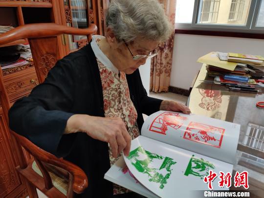 93歲剪紙藝術家：美好定格在裱框中