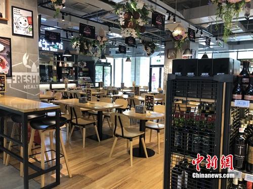 某超市內空蕩蕩的餐飲區。<a target='_blank' href='http://www.chinanews.com/' >中新網</a> 吳濤 攝