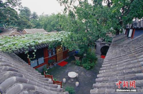 資料圖：護(hù)國(guó)寺街的四合院。王文波 攝 圖片來(lái)源：ctpphoto