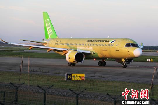 中國商飛C919大型客機104架機在上海浦東國際機場滑行道上滑行。　殷立勤 攝