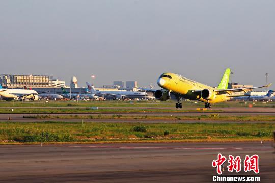 中國商飛C919大型客機104架機于5時32分從上海浦東國際機場第四跑道起飛。　殷立勤 攝