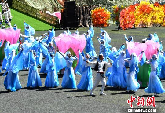 開(kāi)幕式上的鍋莊表演。　安源 攝