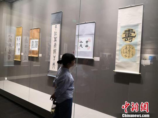 中日瓦當(dāng)書法篆刻藝術(shù)展西安開展。　阿琳娜 攝