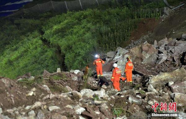 8月15日，四川甘洛，成昆鐵路埃岱站區間附近發生的山體垮塌現場，失聯人員搜救工作緊張進行。圖為垮塌的泥石堆邊上，長滿植被的山體有一條裂縫。中新社記者 劉忠俊 攝