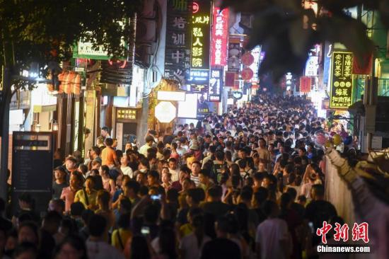 資料圖：湖南長沙太平老街人山人海，夜經濟火爆。<a target='_blank' href='http://www.chinanews.com/'>中新社</a>記者 楊華峰 攝