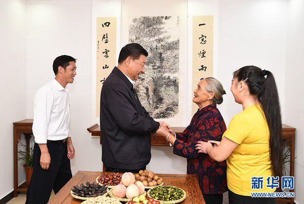 9月16日至18日，中共中央總書(shū)記、國(guó)家主席、中央軍委主席習(xí)近平在河南考察。這是16日下午，習(xí)近平在信陽(yáng)市新縣田鋪鄉(xiāng)田鋪大塆“老家寒舍”民宿店，同店主一家親切交談。 新華社記者 謝環(huán)馳 攝