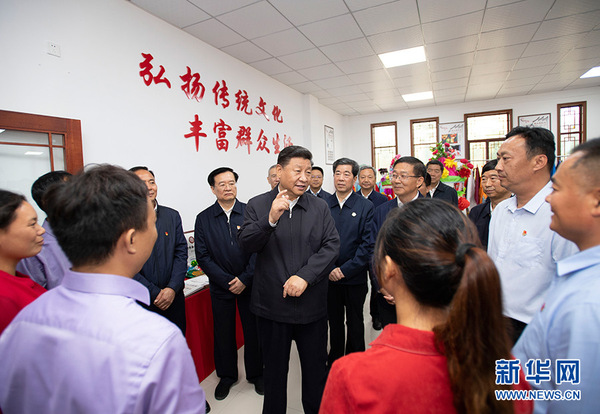 9月16日至18日，中共中央總書記、國家主席、中央軍委主席習近平在河南考察。這是17日上午，習近平在信陽市光山縣文殊鄉東岳村文化接待中心，同當地脫貧致富帶頭人親切交流，勉勵他們帶動更多鄉親們致富。 新華社記者 謝環馳 攝