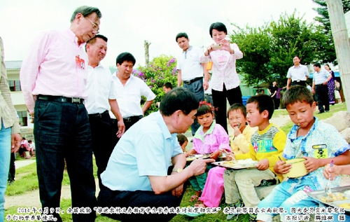 2014年6月9日，全國政協“推進農村義務教育學生營養改善計劃貫徹實施”委員視察團在云南視察。圖為委員實地察看孩子們的營養餐情況。  本報記者 廉維亮 攝