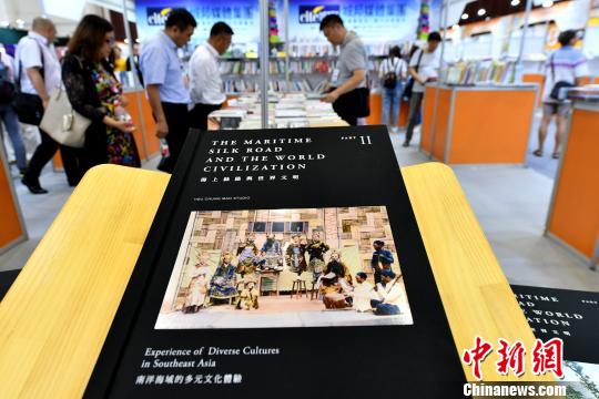 臺灣最大開本藝術圖書在“海圖會”上展出。　呂明 攝