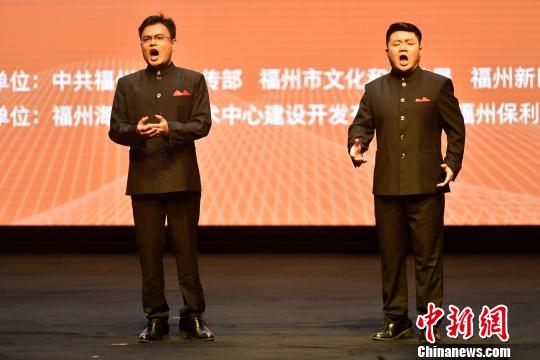 來自福州大學以及福州大司樂府的三位老師，李毅、羅希、龍沛，演唱《我愛你中國》。　呂明 攝