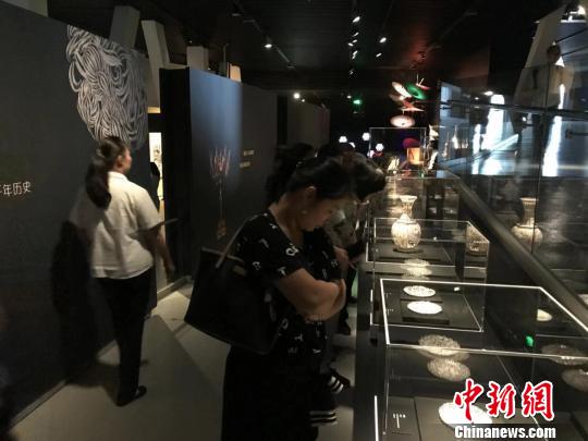 “巧手奪天工——傳統工藝的現代新生”展覽在成都啟幕