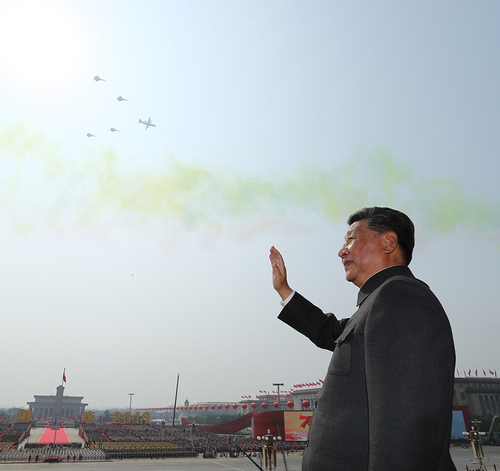 10月1日，慶祝中華人民共和國成立70周年大會在北京天安門廣場隆重舉行。中共中央總書記、國家主席、中央軍委主席習近平發表重要講話并檢閱受閱部隊。這是習近平在天安門城樓上。 新華社記者 鞠鵬 攝jpg