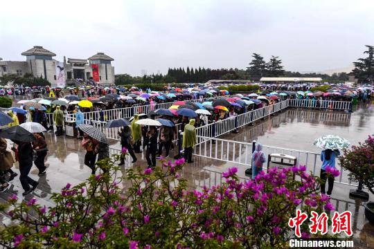 游客冒雨參觀秦始皇帝陵博物院。　張天柱 攝