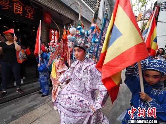 廣州荔灣，粵劇小演員進(jìn)行粵劇快閃表演。　柯小軍 攝