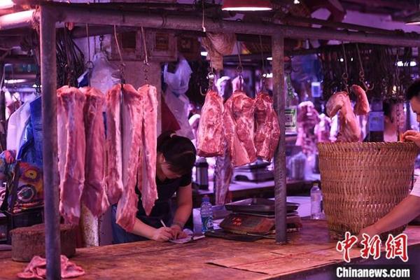 資料圖：重慶一農貿市場內的商家掛滿充足的豬肉。中新社記者 陳超 攝