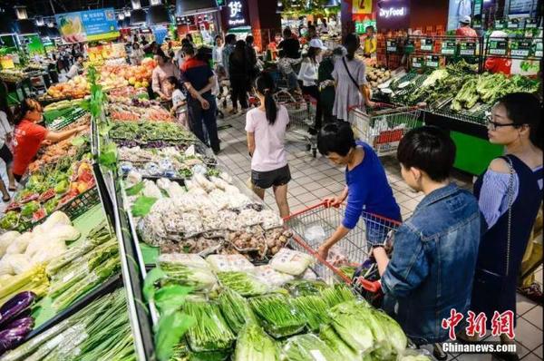 資料圖：海口市民在超市購物。 洪堅鵬 攝