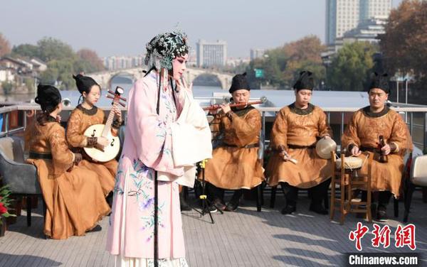 浙江昆劇團國家一級演員楊崑在運河邊表演昆曲?！⌒燔?攝