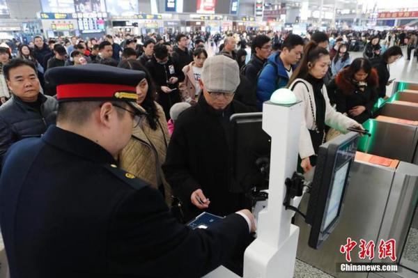 資料圖：12月12日，旅客在鐵路上海虹橋站排隊購買車票。 殷立勤 攝