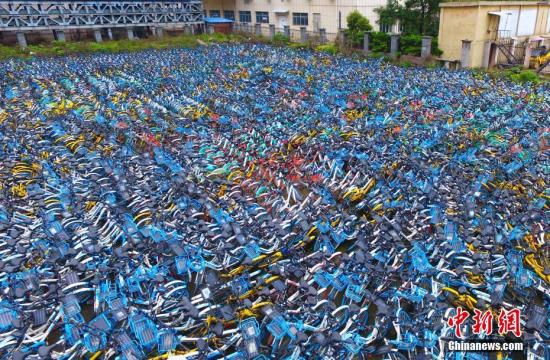 4月4日，航拍江西南昌一共享單車集中停放點，紅、藍、黃、綠等各種顏色、各類品牌的共享單車，密密麻麻地排列在一起，場面十分壯觀。隨著共享單車數量的猛增，出現了亂停亂放、影響交通秩序，存在安全隱患等問題。這些城市的廢舊共享單車集中停放點，有人把它形象地叫做“共享單車墳場”。劉占昆 攝