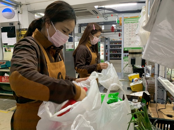 圖為美團買菜員工為用戶分裝訂單菜品。