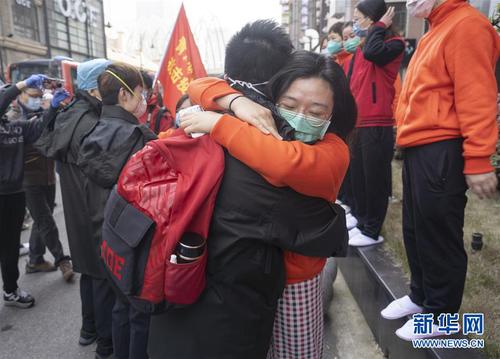 3月17日，在武漢市武昌區(qū)駐地，江西醫(yī)療隊(duì)員（前右）擁抱送別青海醫(yī)療隊(duì)員。青海醫(yī)療隊(duì)當(dāng)日返程，兩家醫(yī)療隊(duì)在同一個(gè)駐地也在同一個(gè)方艙共事，結(jié)下了深厚的感情。 當(dāng)日，承擔(dān)方艙醫(yī)院醫(yī)療救治任務(wù)的援鄂醫(yī)療隊(duì)陸續(xù)開始撤離。 新華社記者 才揚(yáng) 攝