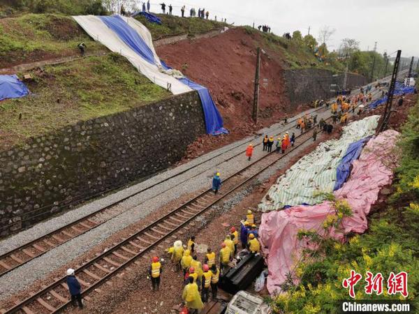 事故現場，鐵路線上塌方體、側翻車廂已清理完畢。　楊華峰 攝