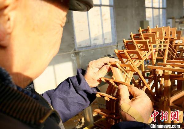 圖為段怡村正在進行黃河水車制作。　高康迪 攝