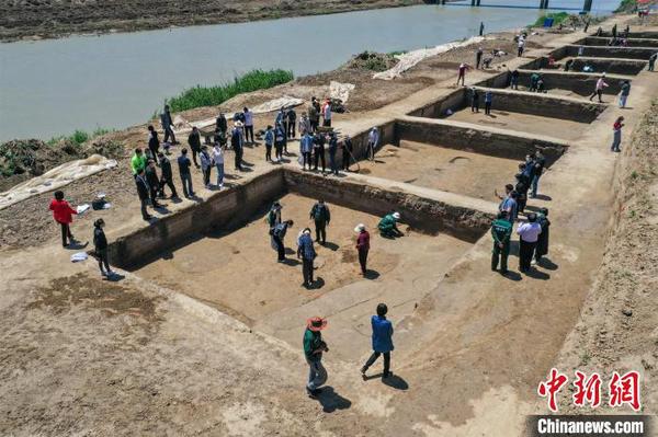 寨卞東南遺址共清理遺跡73個，其中近現(xiàn)代溝2條，漢代灰坑61個，漢代甕棺葬1座，漢代路2條，漢代溝8條。　韓春義 攝