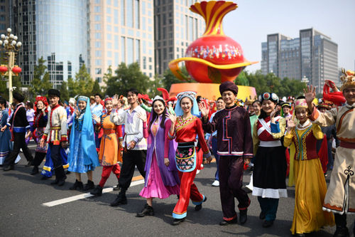 慶祝中華人民共和國成立70周年大會群眾游行中的民族團結方陣（新華社記者張宏祥 攝）